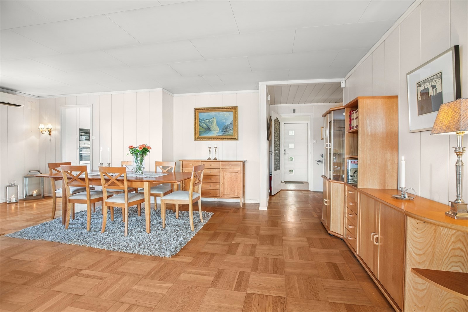 Lengre inn i huset ligger en stor og lys stue. Galleribilde