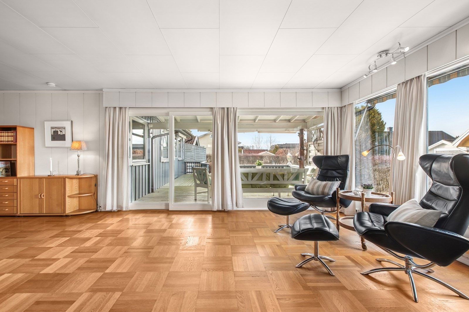 Store vinduer slipper inn rikelig med naturlig dagslys. Galleribilde