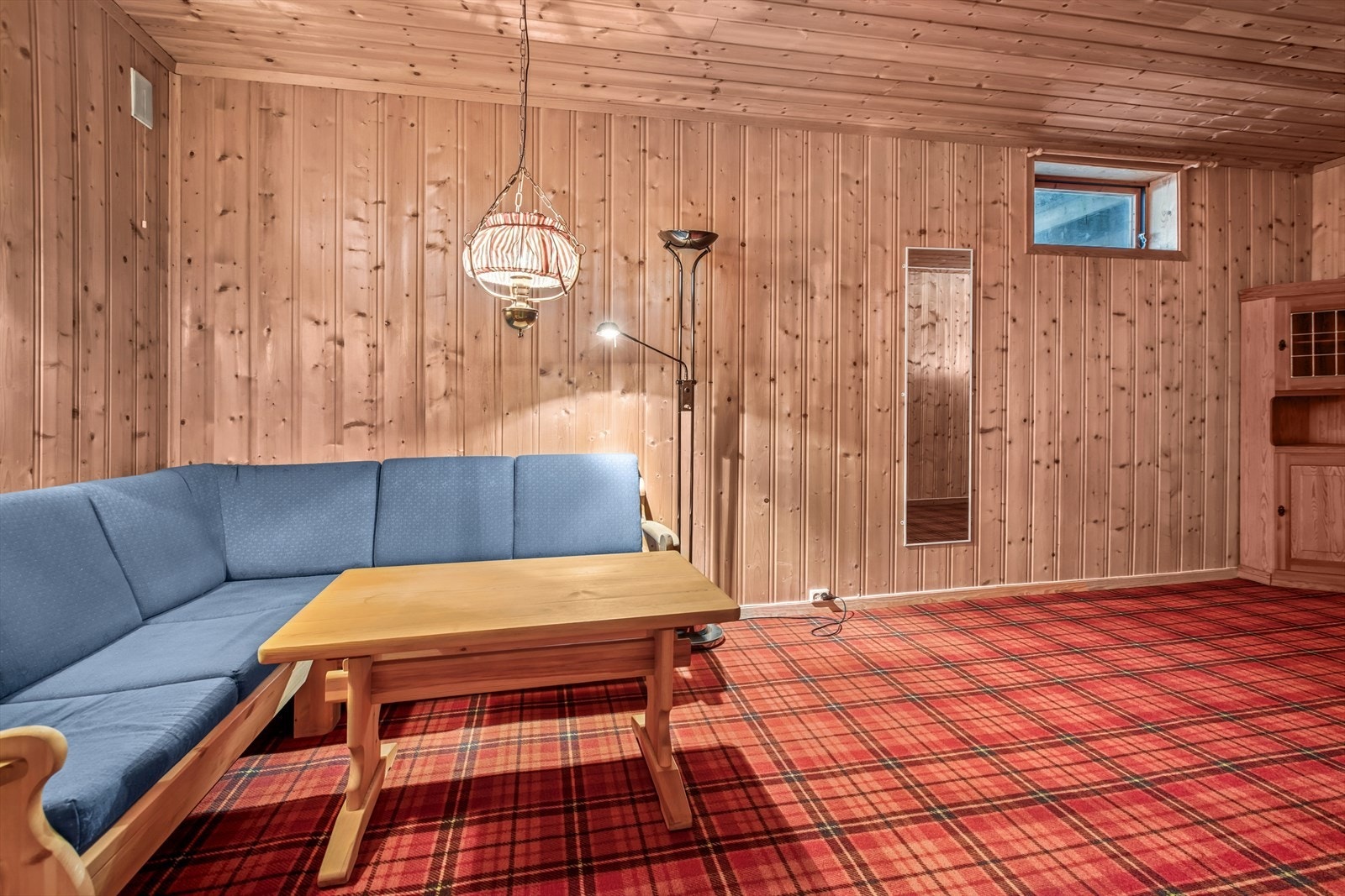 I under etasjen er det god takhøyde og god lagringsplass! Galleribilde