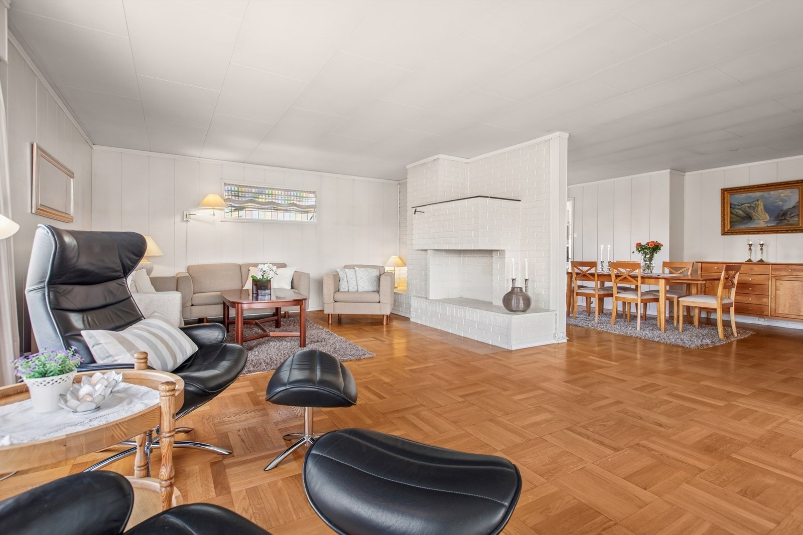 Stuen har både peisovn og varmepumpe. Galleribilde