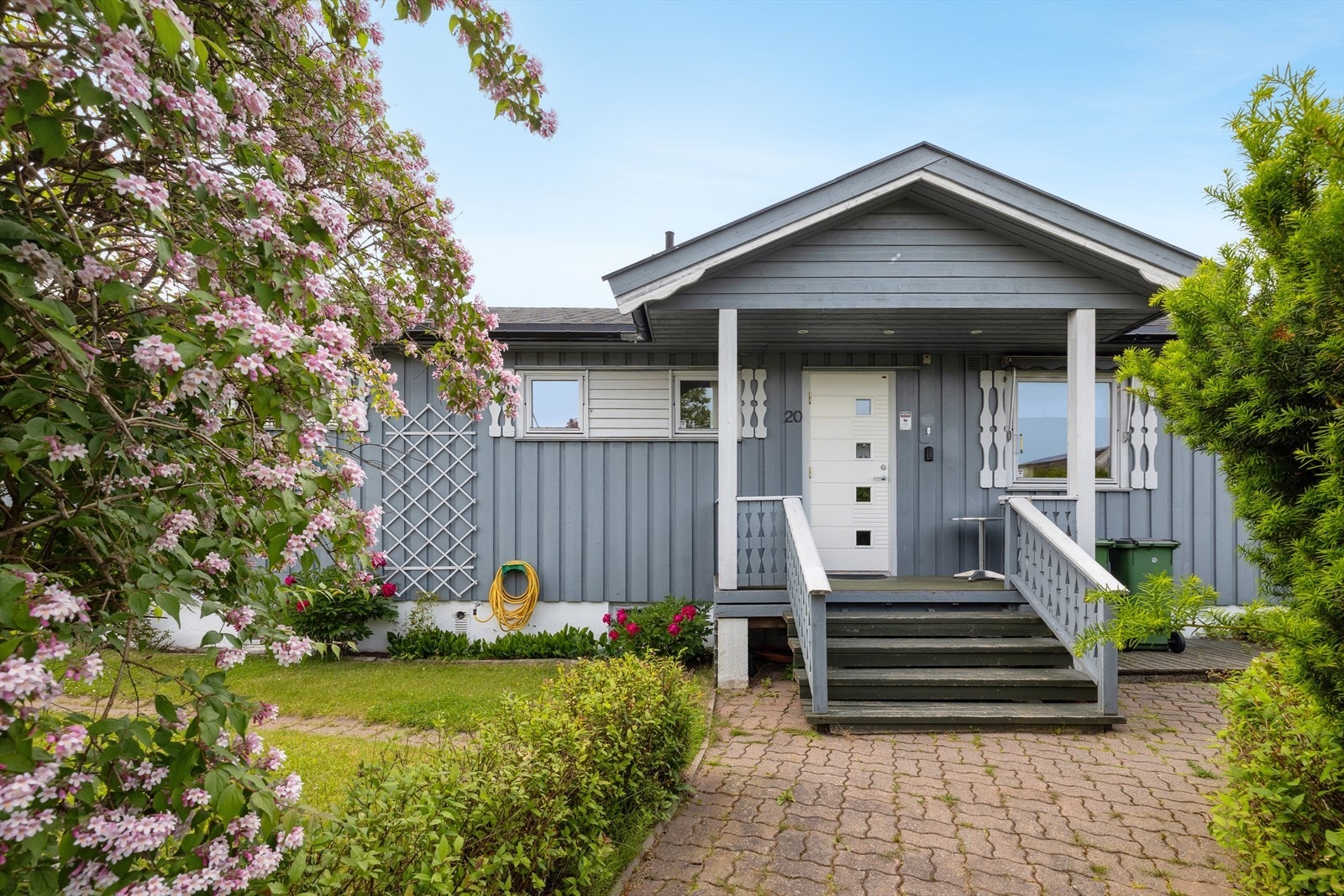 Flott, skjermet inngangsparti med hekk, gjerde og diverse beplantning. Galleribilde