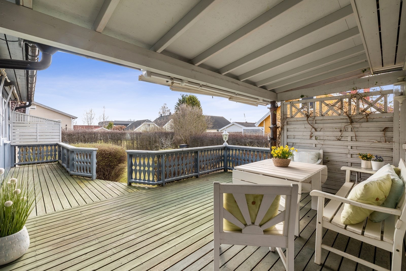 Eiendommen har et nydelig, skjermet uteområde med både stor terrasse og hage. Galleribilde