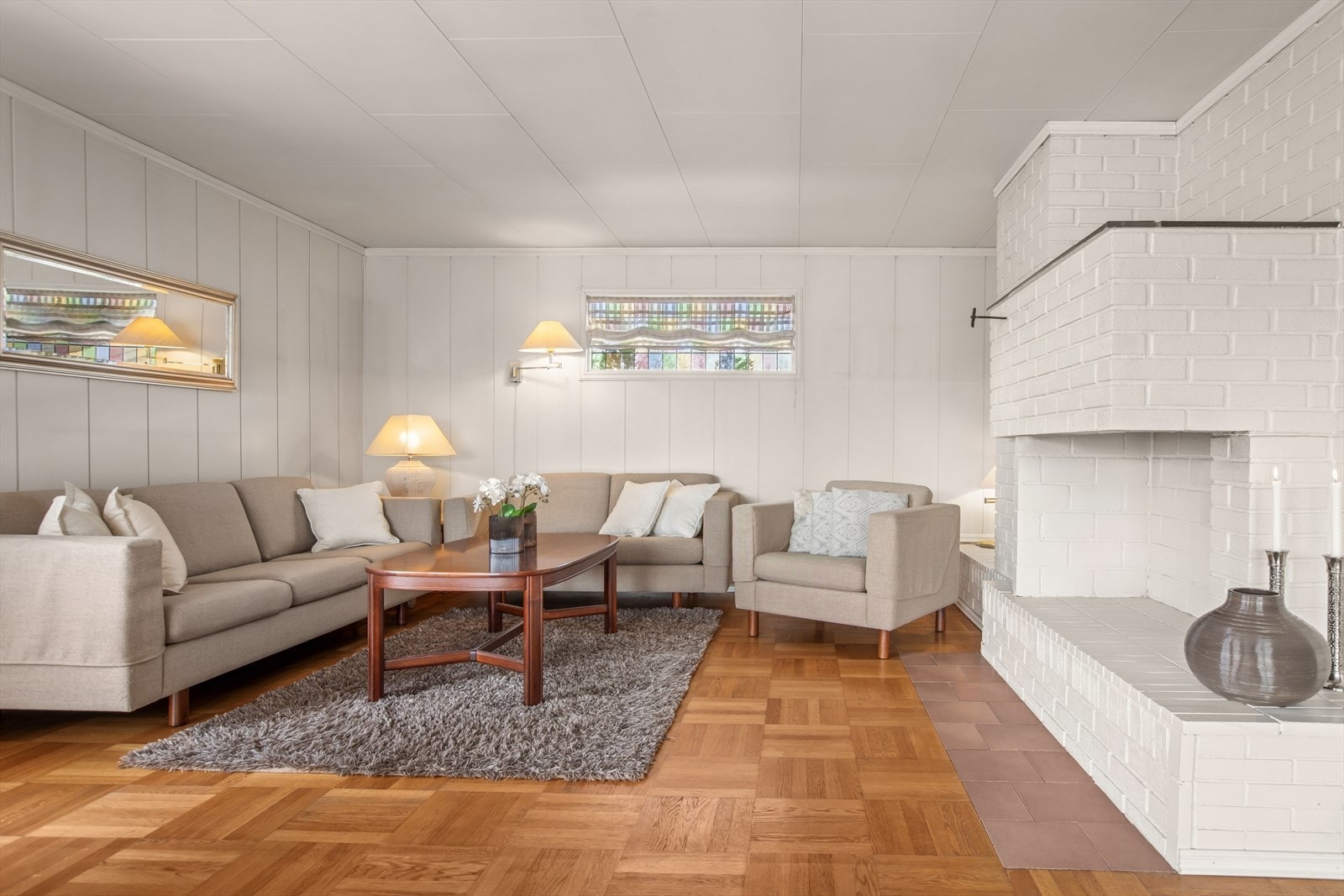 Flott, retro parkettgulv som harmonerer fint mot de innvendige veggene. Galleribilde