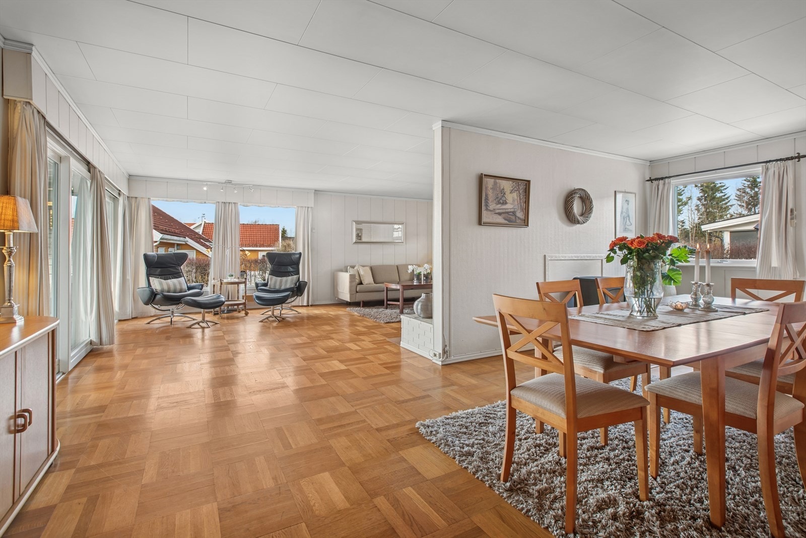 DNB Eiendom v/ Johanna Wenngren har den store gleden av å presentere Linjevegen 20 - en velholdt og innholdsrik enebolig med tilhørende garasje. Galleribilde