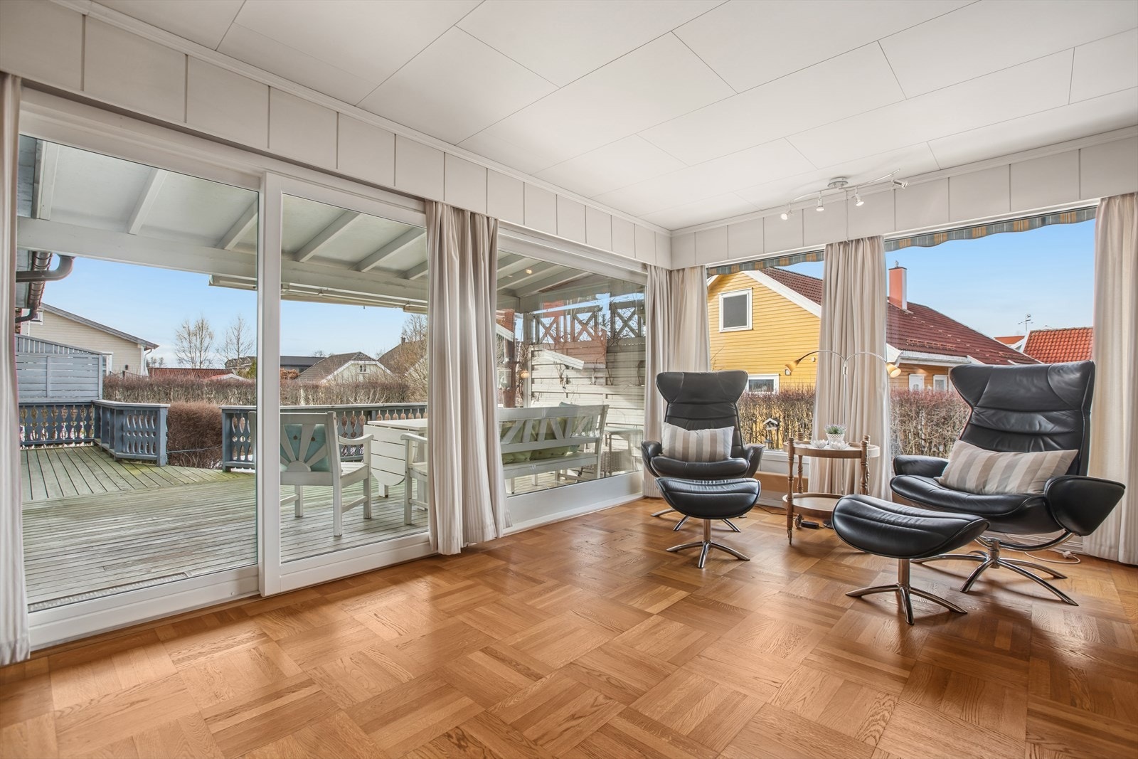 Fra stuen er det adkomst ut mot en ca. 23 kvm stor terrasse via en skyvedør fra 2017. Galleribilde