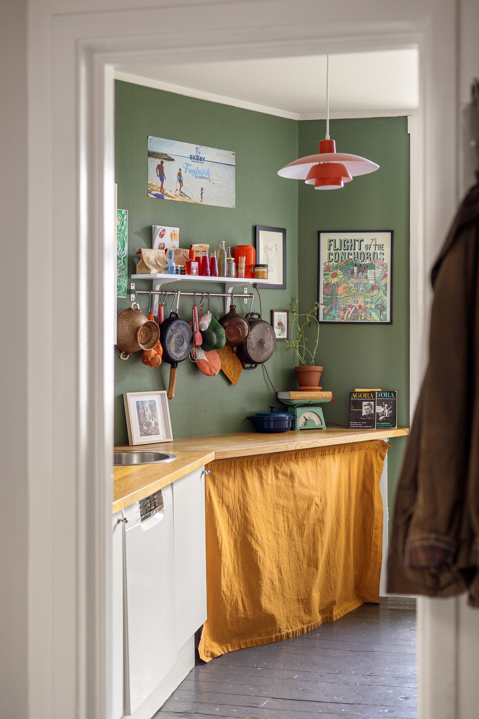 Leiligheten har et lyst og praktisk separat kjøkken. Galleribilde