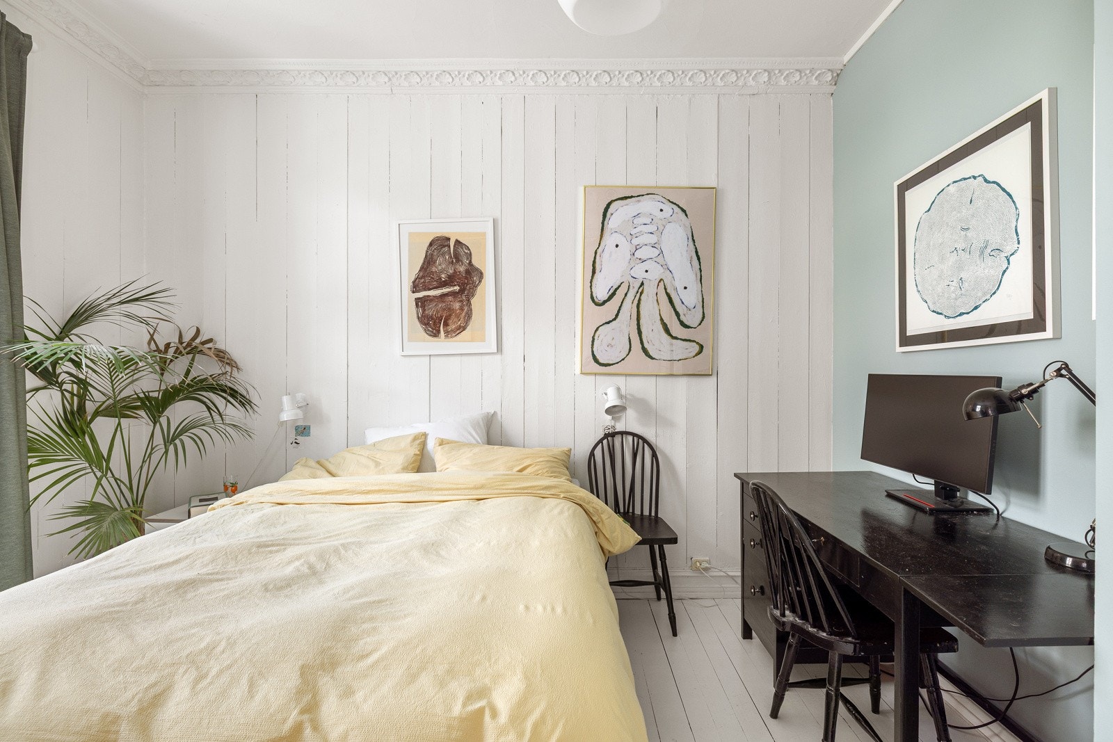 På soverommet har du god plass til en stor dobbeltseng med tilhørende nattbord, samt en kontorpult eller kommoder. Galleribilde