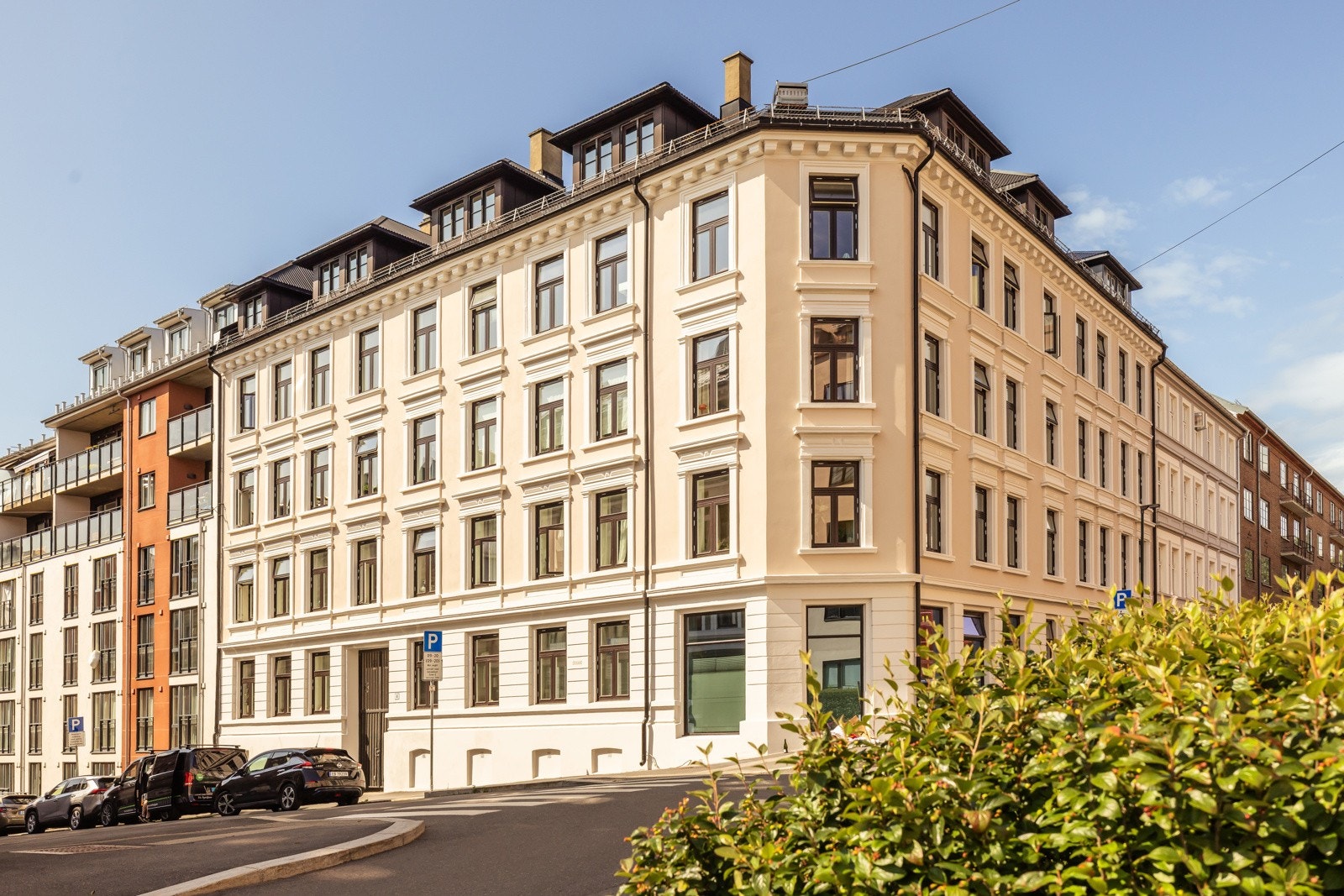 Her bor du stille og rolig til, med nærhet til alt området har å by på. Rett utenfor døren har du parken Iladalen, Alexander Kiellands plass med butikker, spisesteder og bussforbindelser og fine turmuligheter langs Akerselva. Galleribilde