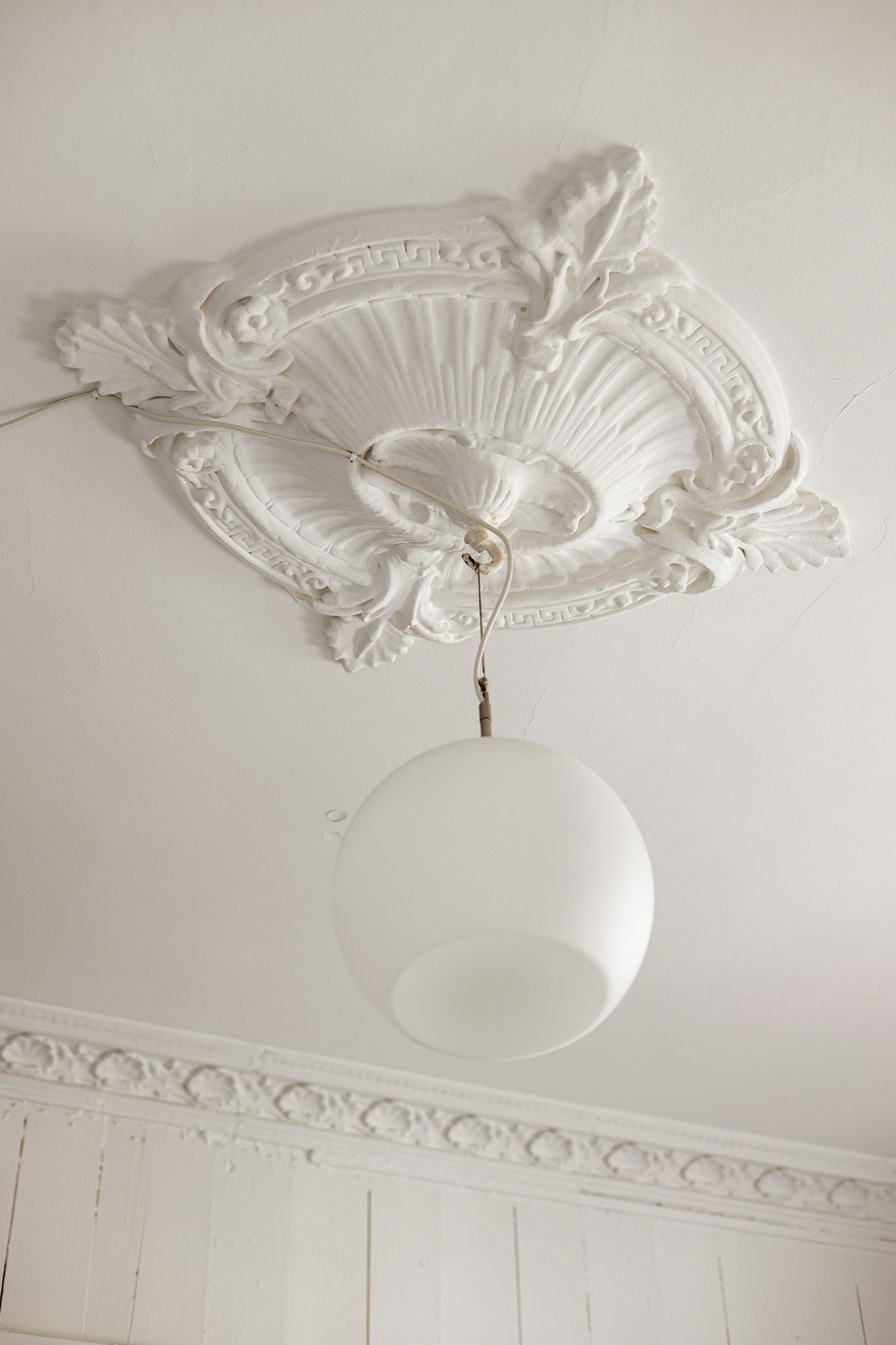 Også her har du nydelig stukkatur og en fin rosett i himlingen. Galleribilde