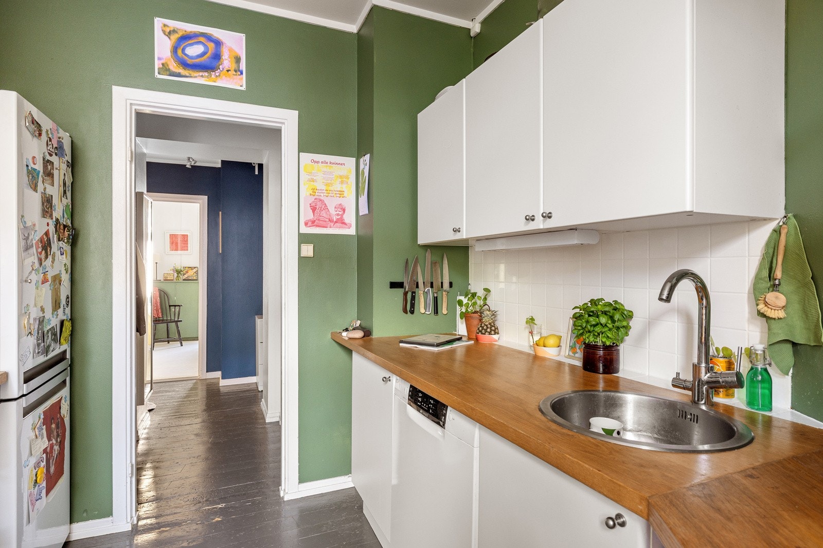 Medfølgende hvitevarer som komfyr, oppvaskmaskin, kjøleskap med frysedel og vaskemaskin. Det er også montert varmtvannsbereder fra 2008 og lekkasjestopper. Galleribilde