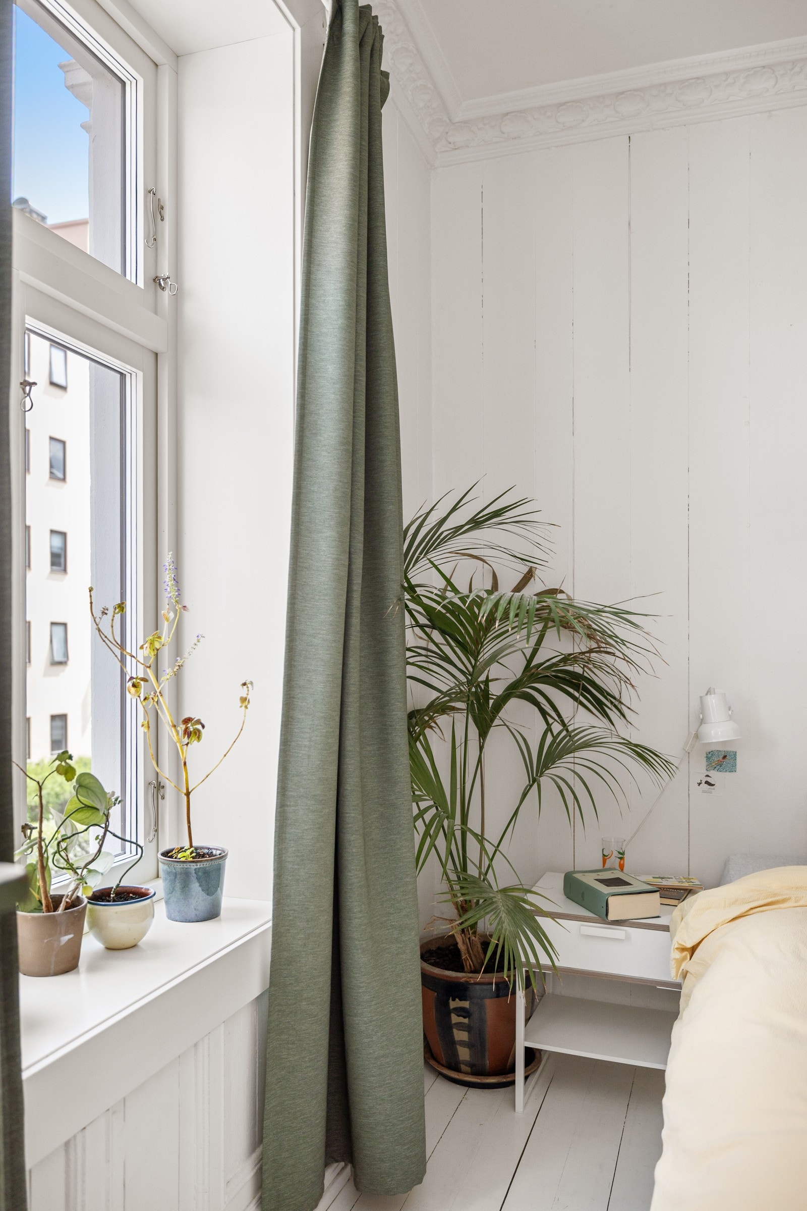 Soverommet har et stort klassisk vindu med 3-lags isolerglass fra 2023. Galleribilde