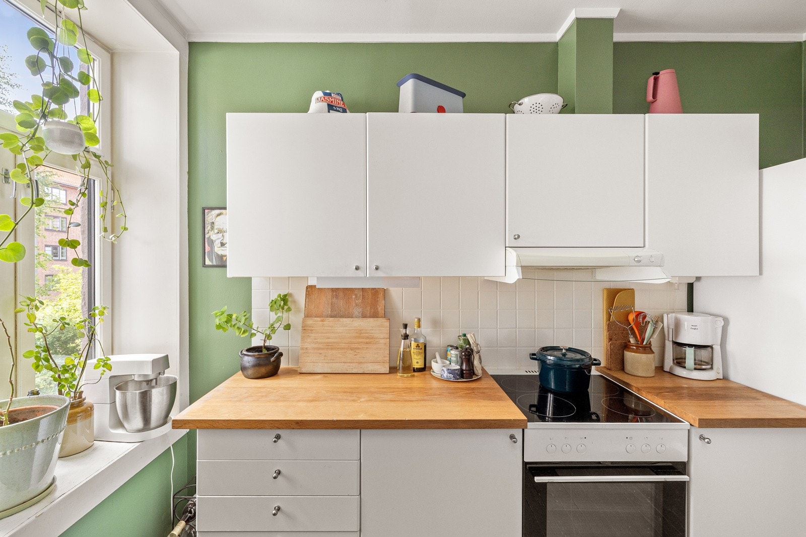 Lys og tidløs kjøkkeninnredning fra 2008 med god skap- og benkeplass. Både fint og praktisk med lyse fliser i benkeryggen og belysning under overskapene. Galleribilde