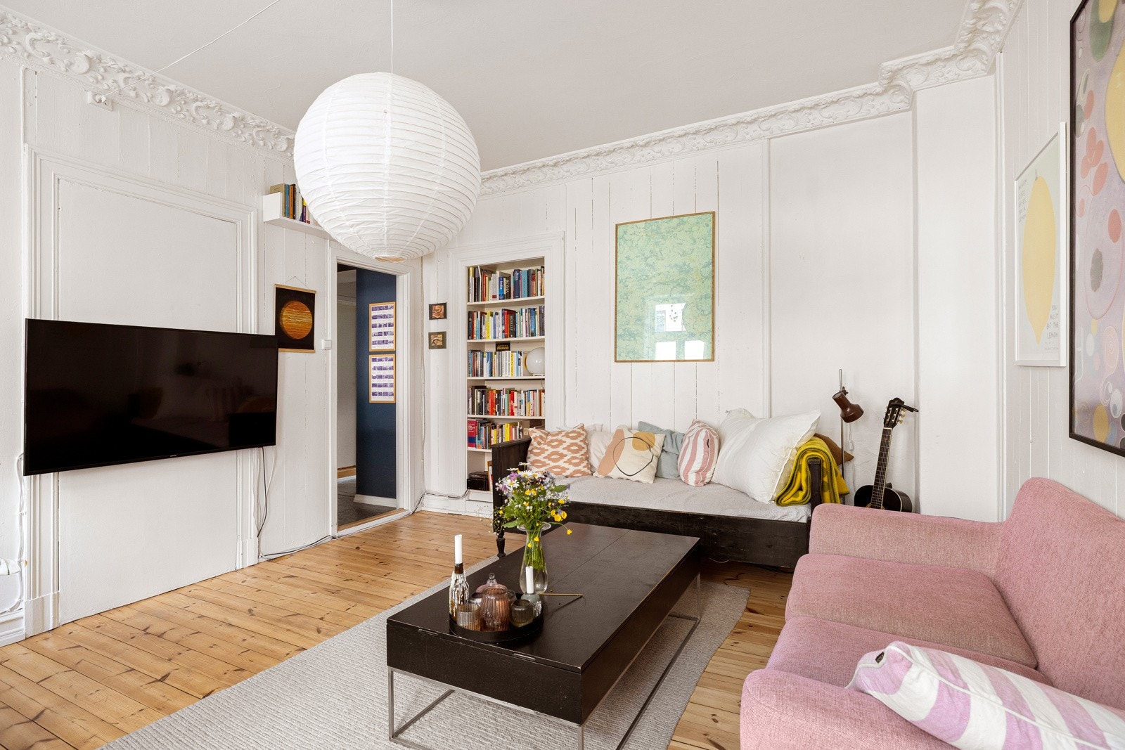 Leiligheten ligger i byggets 2. etasje, og har en gjennomgående planløsning med lettmøblerte rom. Galleribilde