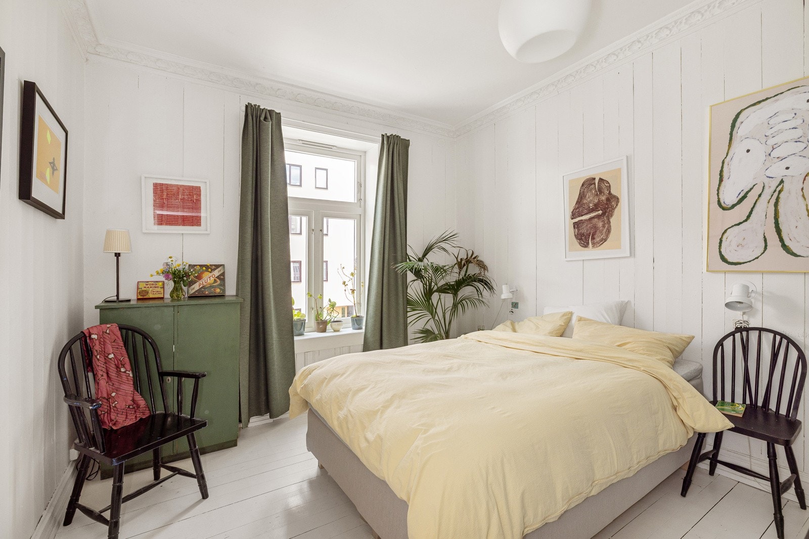 Soverommet har lysmalte tregulv og lysmalt panel på veggene med en blå kontrastvegg. Galleribilde