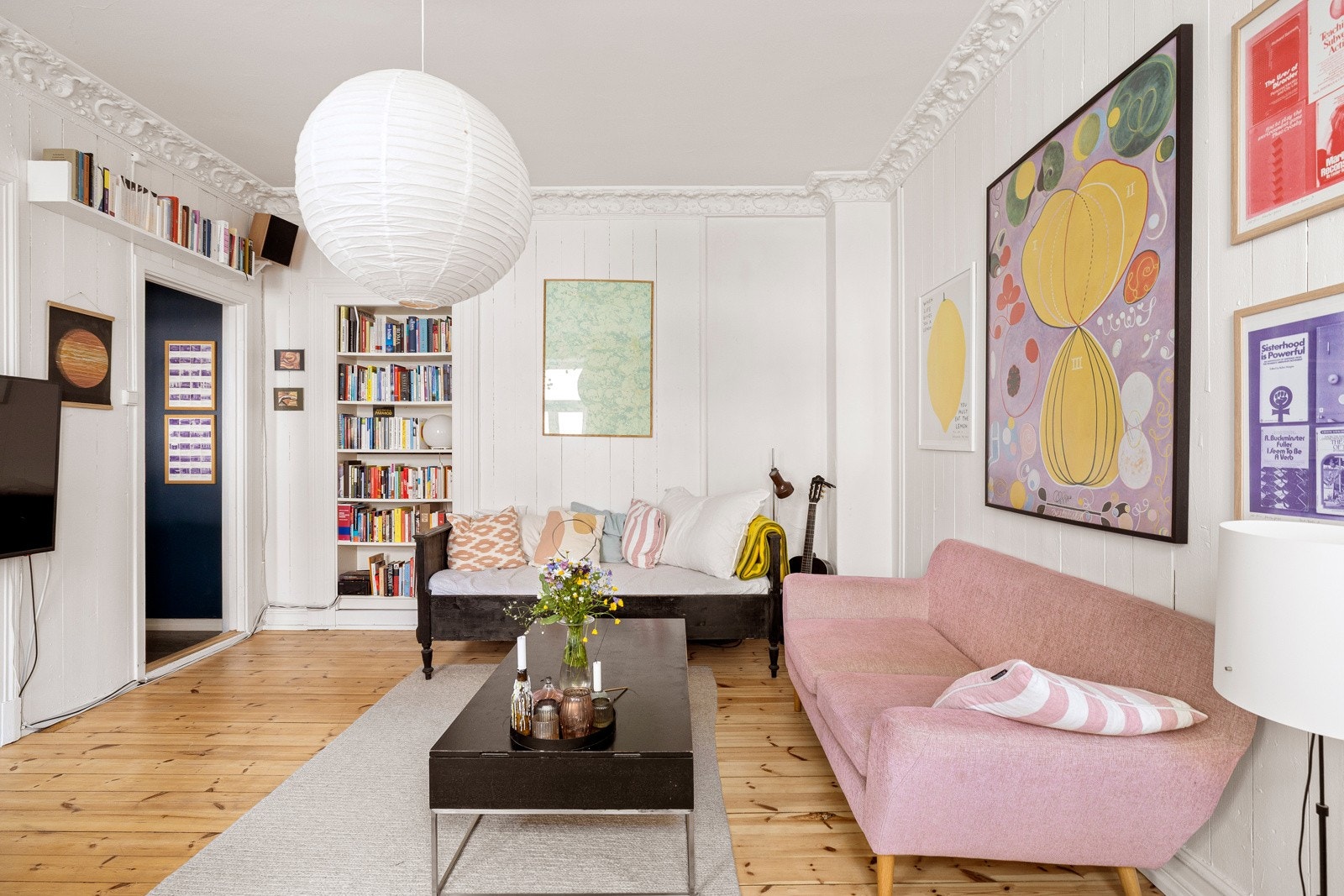 Stuen er romslig med god plass til både sofagruppe og et spisebord. Galleribilde