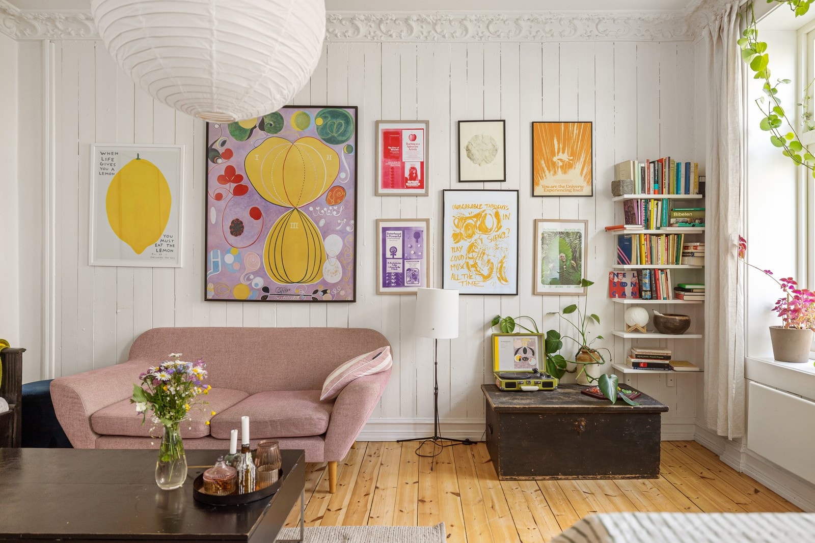 Et sjarmerende rom med heltre gulv og lysmalt panel på veggene. Galleribilde