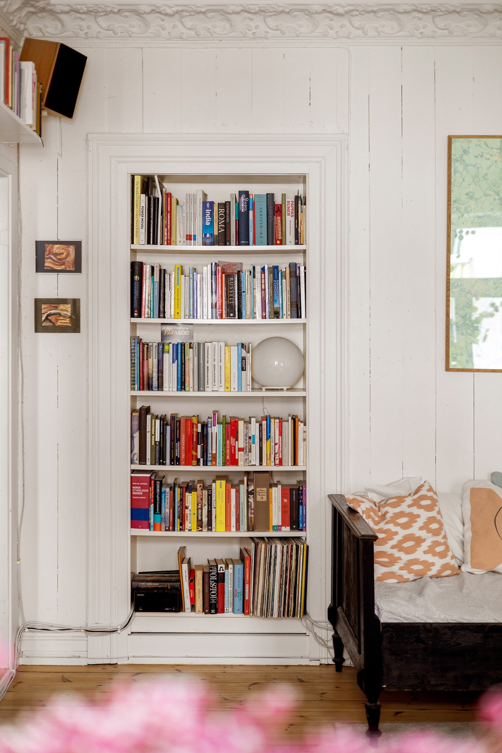 Den gamle døråpningen er i dag bygget om til en bokhylle. Galleribilde