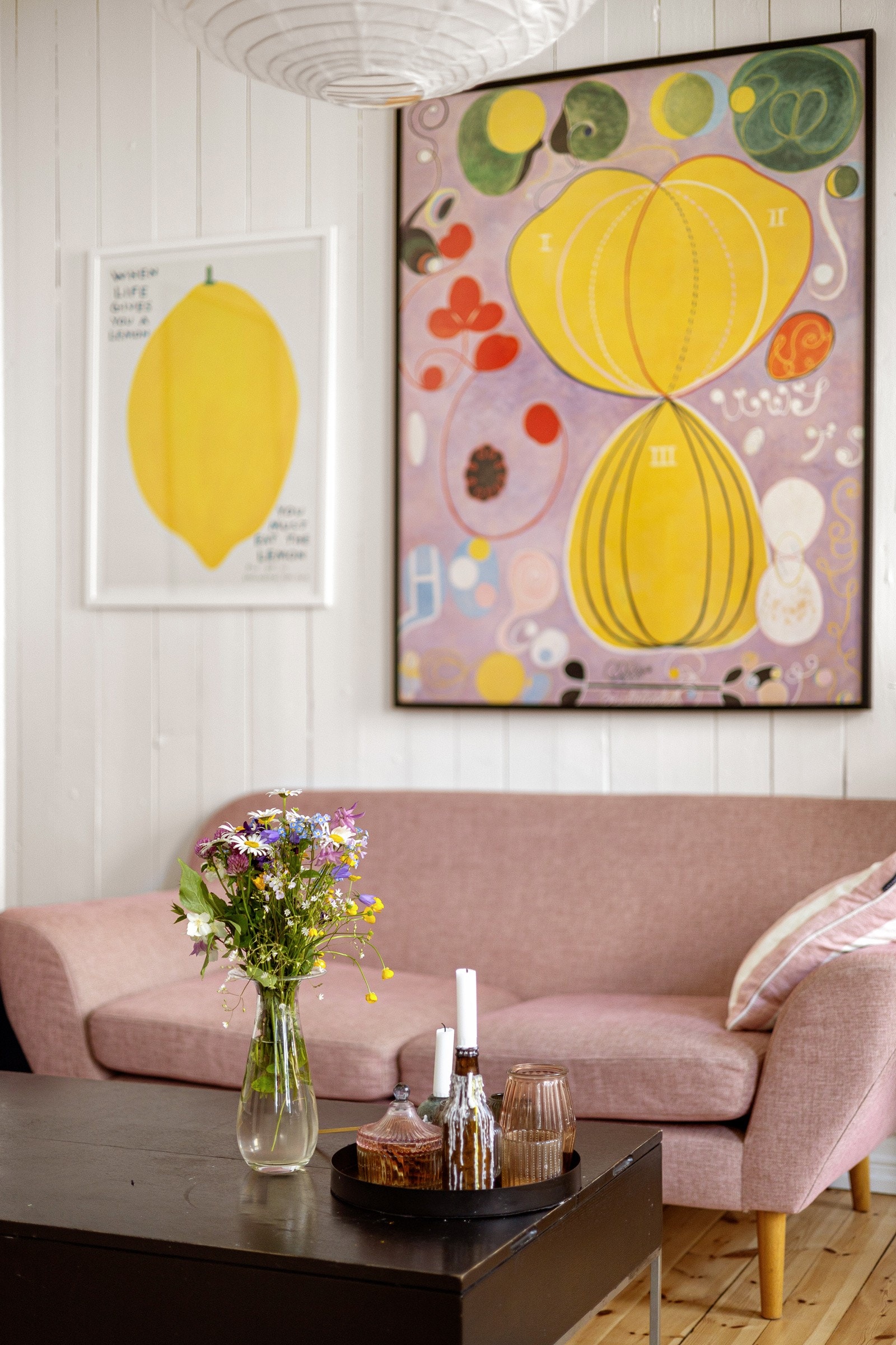 Stuen er det naturlige oppholdsrommet i leiligheten, og er et stort, lyst og koselig rom. Galleribilde