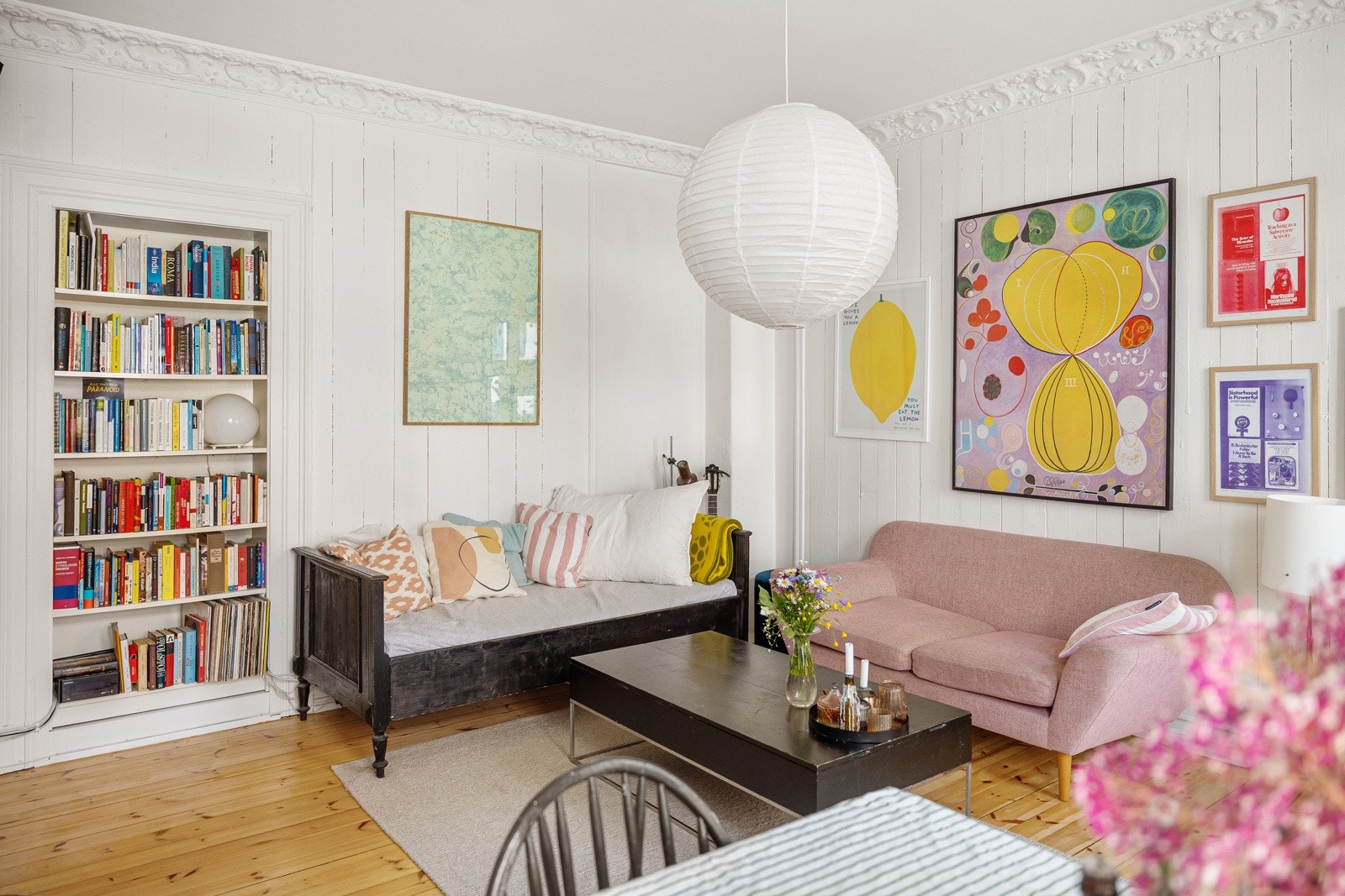 Lysinnslippet sammen med den gode takhøyden på ca. 2,82 meter bidrar til en god og luftig romfølelse. Galleribilde