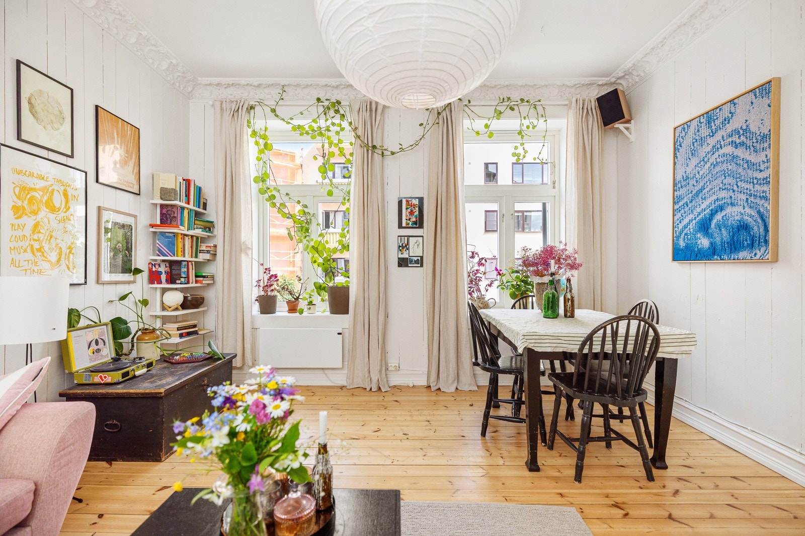 En stor, lys og sjarmerende 2-roms leilighet i en flott klassisk bygård fra 1901. Galleribilde