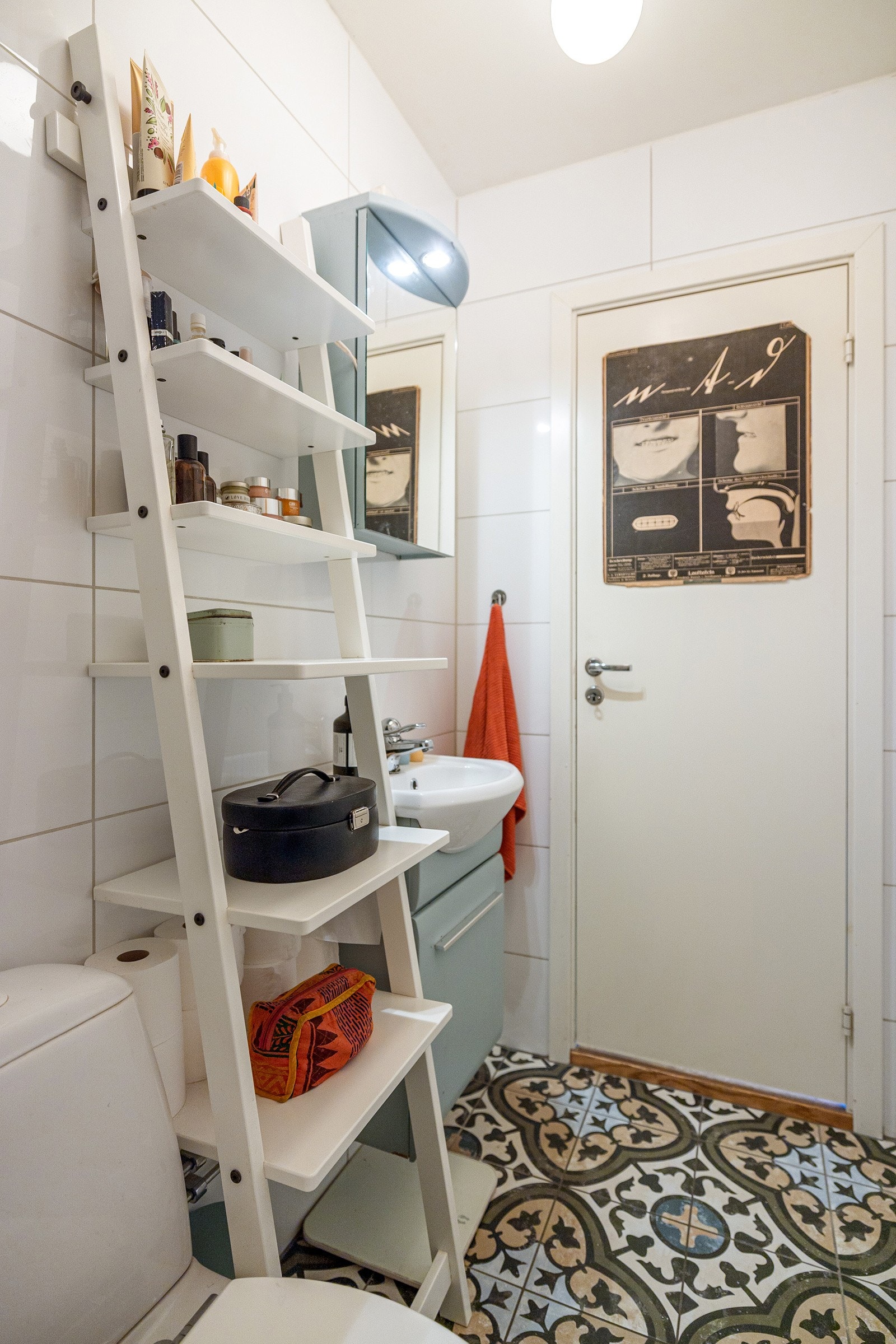 Baderommet har fine historiske fliser på gulv, deilig gulvvarme og hvite fliser på veggene. Galleribilde