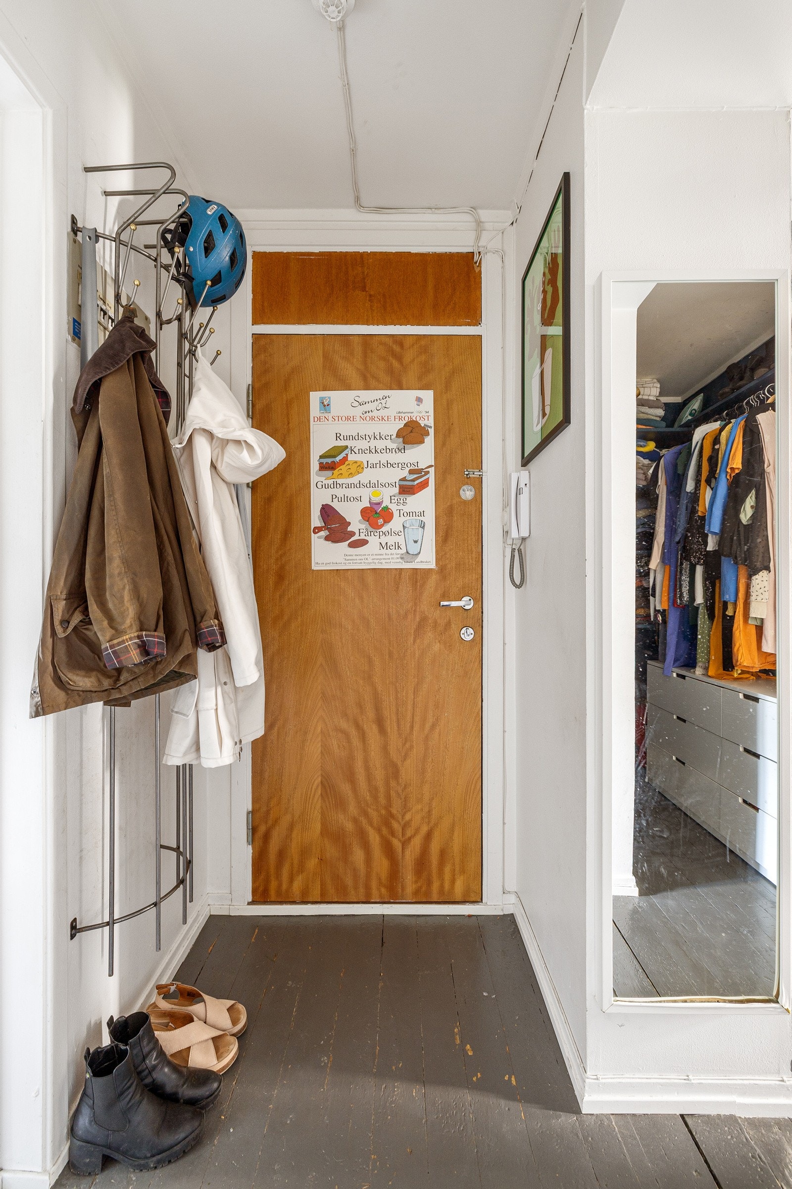 Du ønskes velkommen inn i en lys entré med plass til sko og oppheng av yttertøy. Entréen har gråmalte heltre gulv og lysmalte overflater. Galleribilde