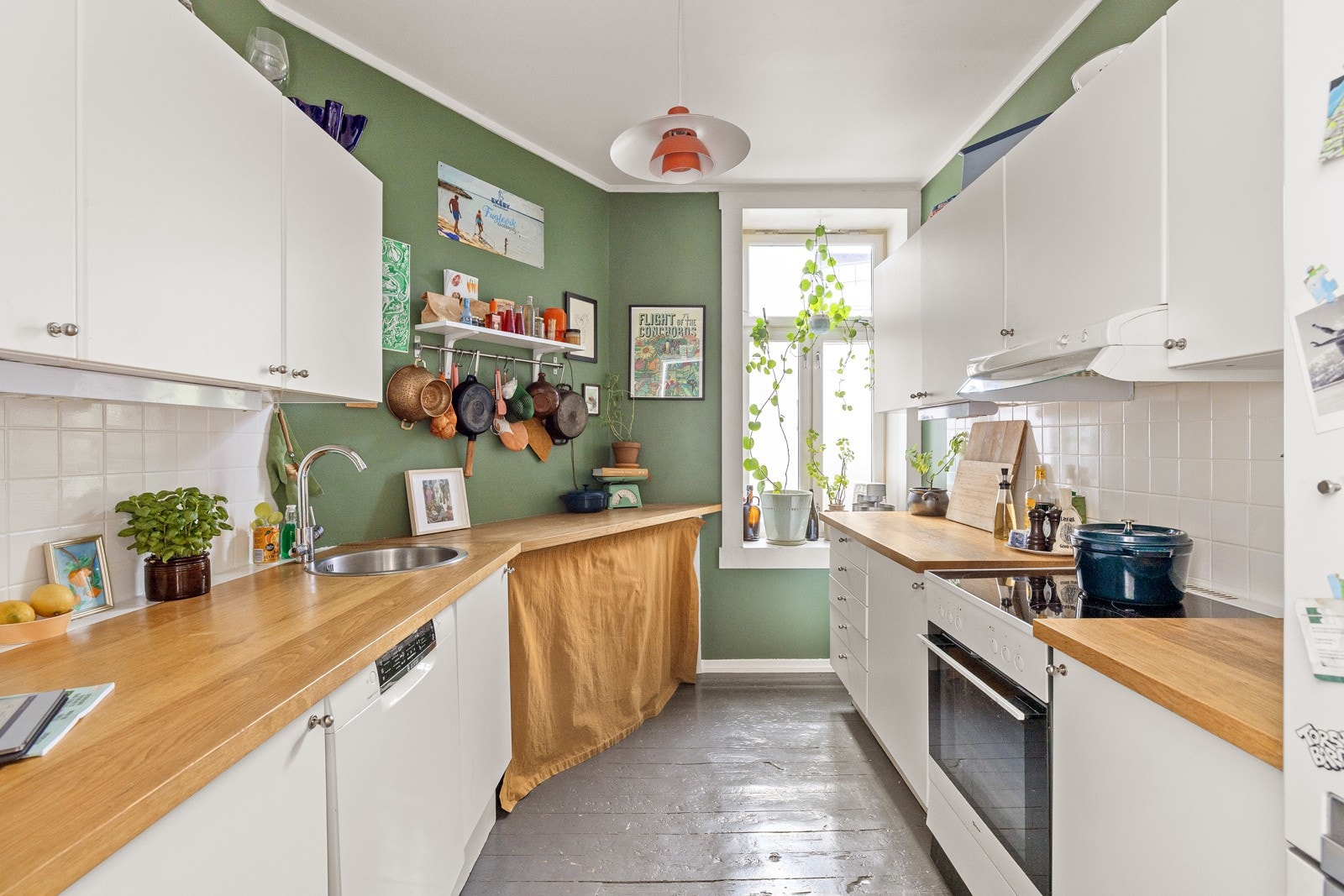 Kjøkkenet har gråmalte heltre gulv og overflater malt i en fin grønnfarge. Galleribilde