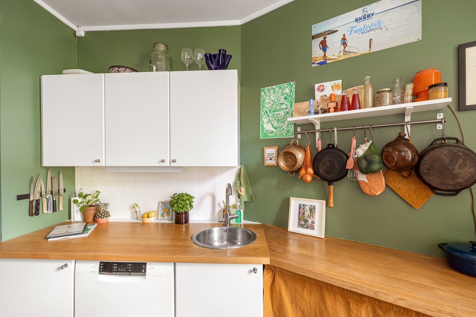 Innredningen har hvite glatte fronter og benkeplate av tre med nedfelt oppvaskkum. Kjøkkenet er fullt utstyrt med hvitevarer som medfølger i handelen. Galleribilde