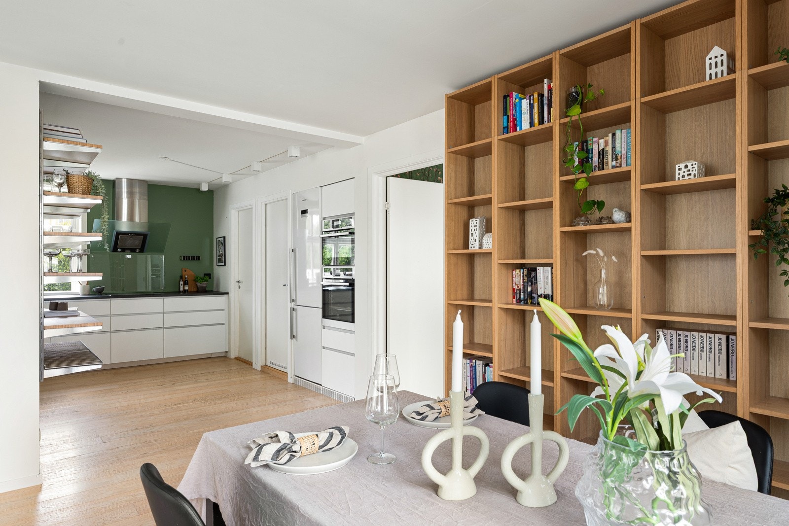 I likhet med stuen har rommet enstavs parkett, mens veggene ble malt i en lun, moderne grønnfarge i 2020. Galleribilde