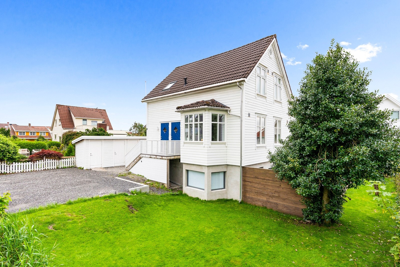 Leiligheten ligger i et veletablert og rolig, men likevel sentralt villaområde på ærverdige Byhaugen i Stavanger kommune. Galleribilde