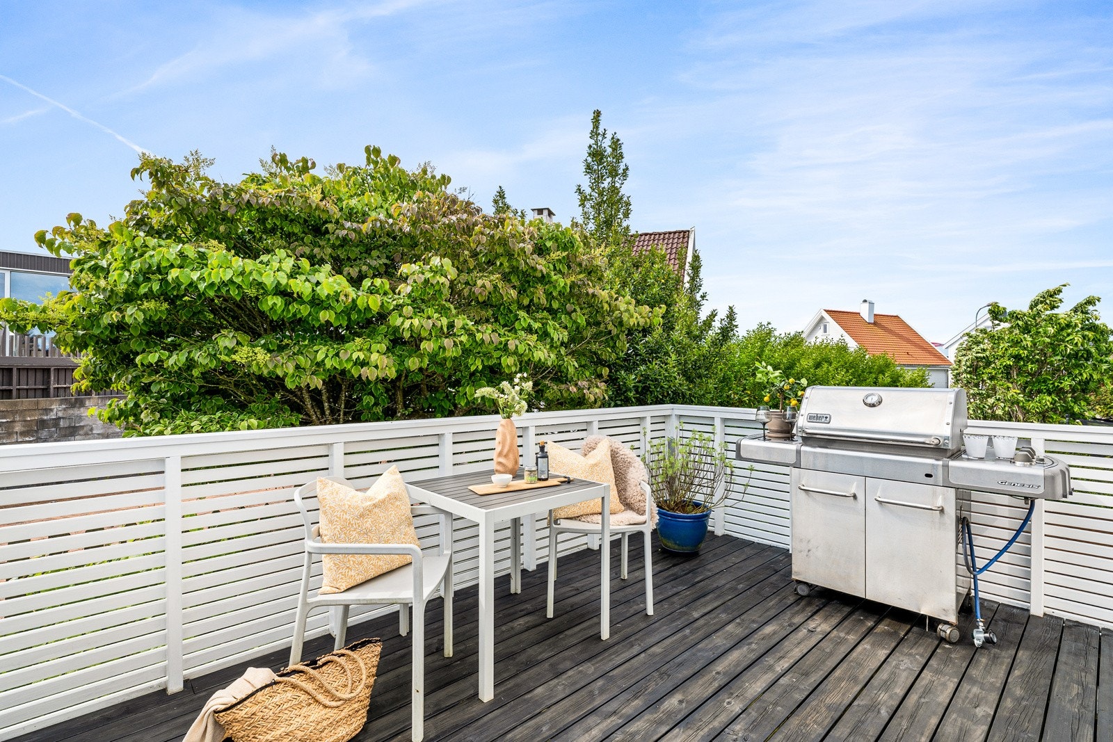 Terrassen er på ca. 11 kvm. Det ble montert utestikk på veggen i 2019, i tillegg er det stemningsfullt utelys og markise som både gir skjerming for solen, men også gjør det lunt om kveldene. Galleribilde