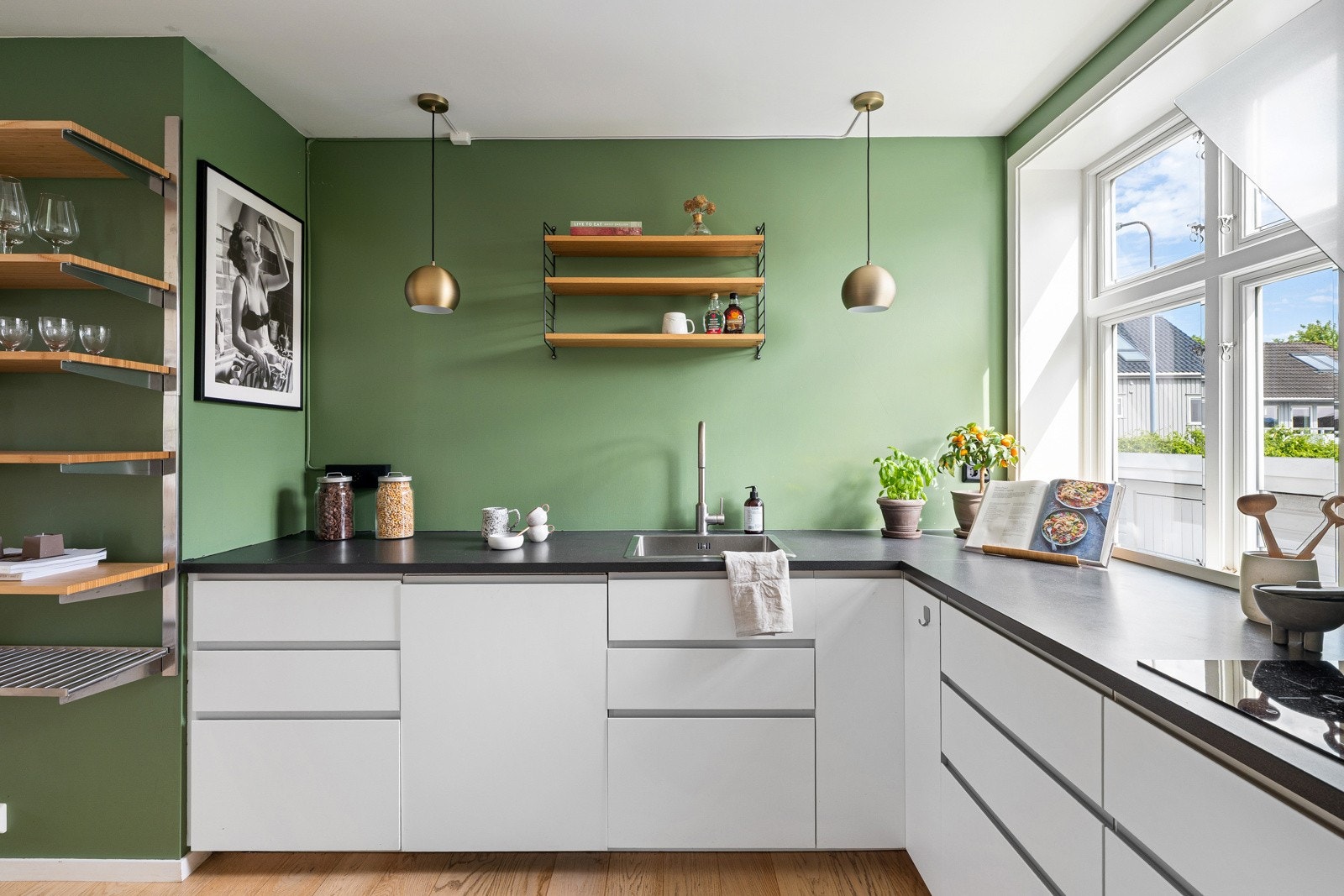 Dette i sin helhet har bidratt til at kjøkkenet er svært funksjonelt og kan benyttes til alt fra enkel tilberedning til avanserte matretter og baking. Galleribilde
