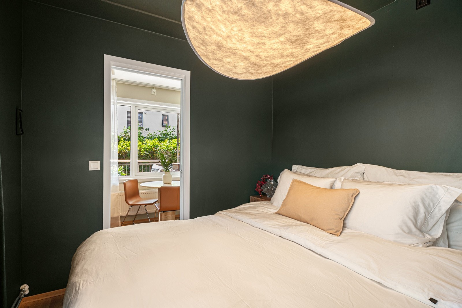 Soverommet er i tilknytning til stuen og har adkomst via plassbesparende skyvedør Galleribilde