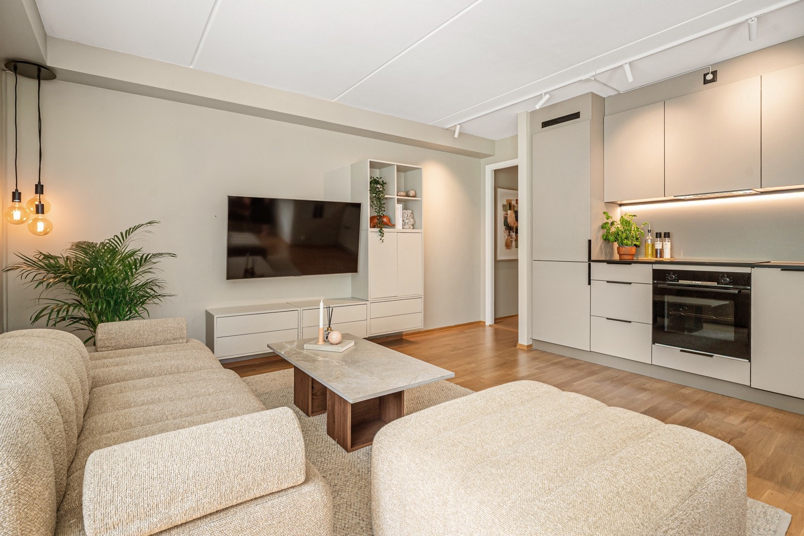 Kjøkken i åpen løsning med stuen Galleribilde