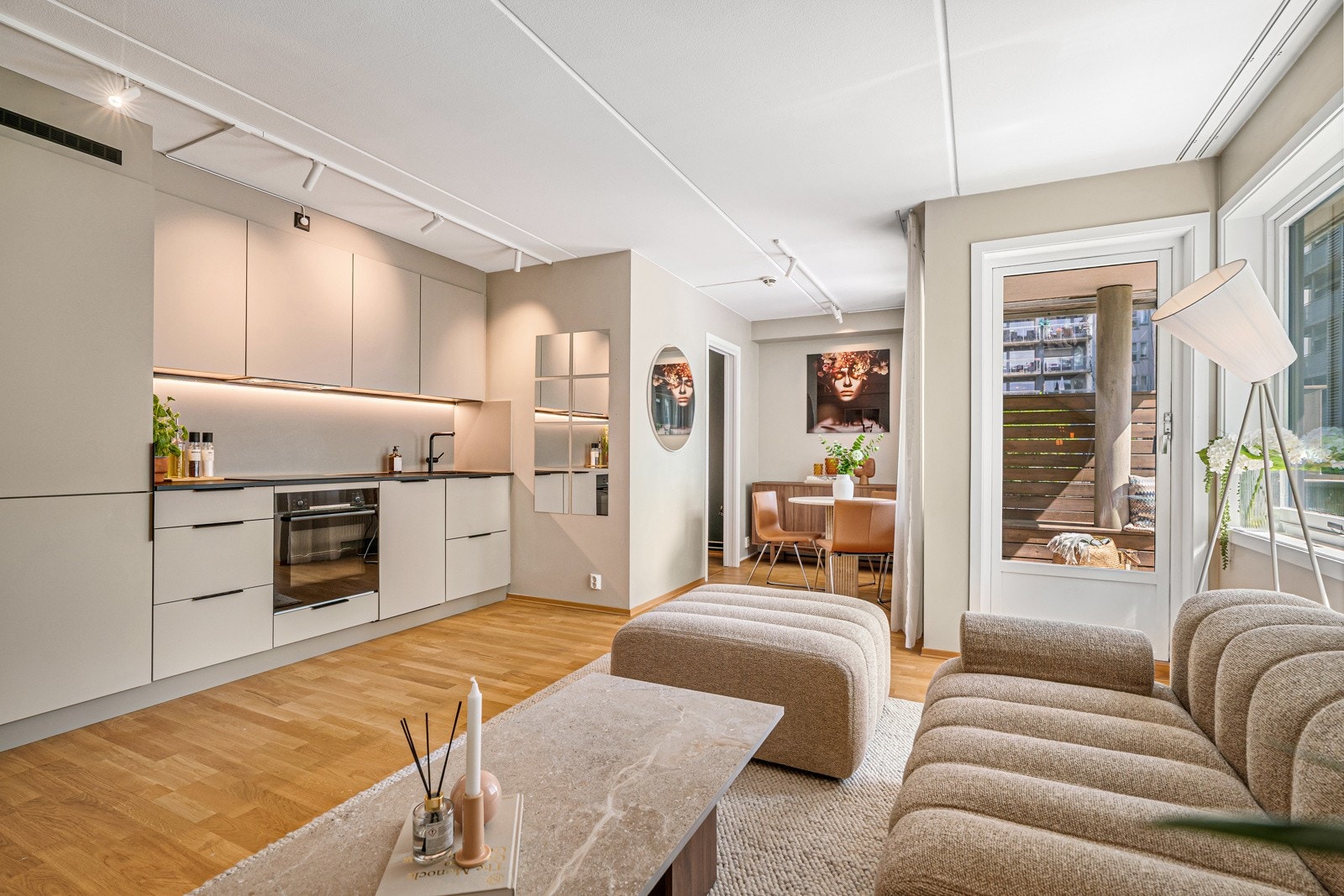 Videre har kjøkkenet integrerte hvitevarer som induksjonsplatetopp, stekeovn, oppvaskmaskin og kjøle/fryseskap Galleribilde