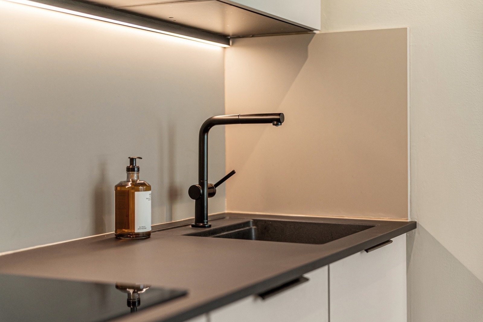 Slitesterk benkeplate med nedfelt kum Galleribilde