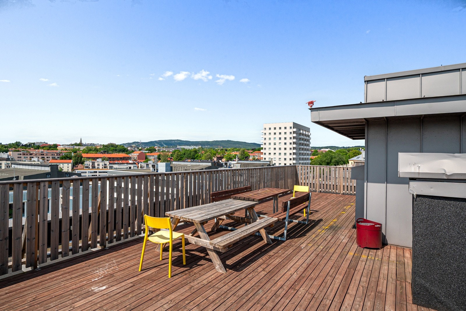 For optimale solforhold kan man trekke opp på en delvis overbygd, felles takterrasse, kun en heistur unna Galleribilde