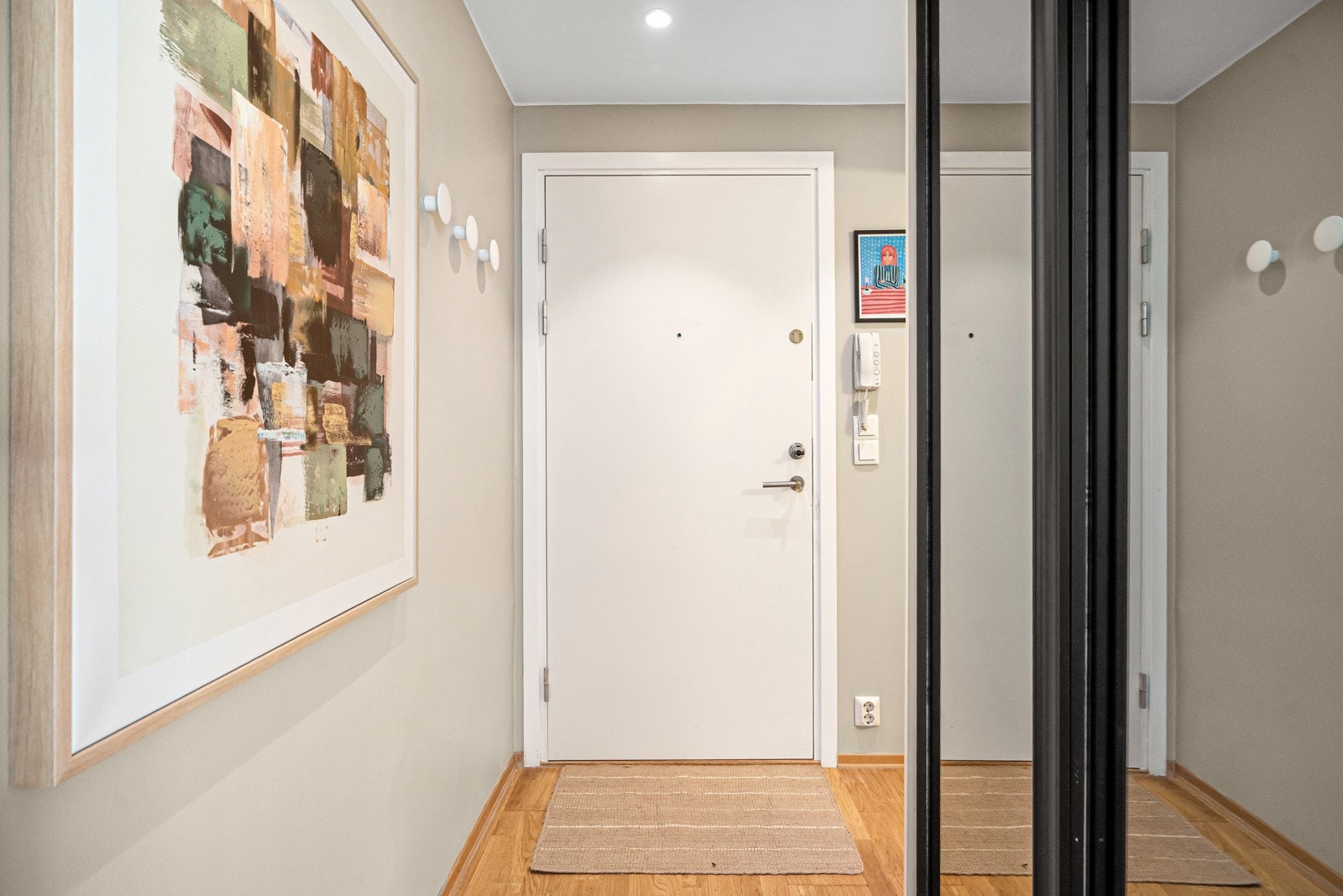 Entré/gang gir umidelbar adgang til bad og stue. Og med porttelefon for enkel ankomst Galleribilde