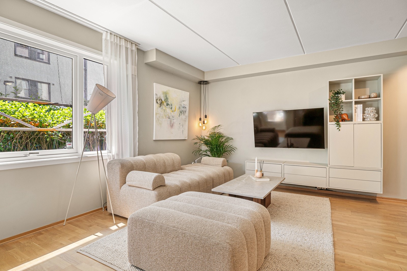 Vegghengt hylle som kan benyttes som tvbenk, samt at den har godt med oppbevaringsplass. Galleribilde