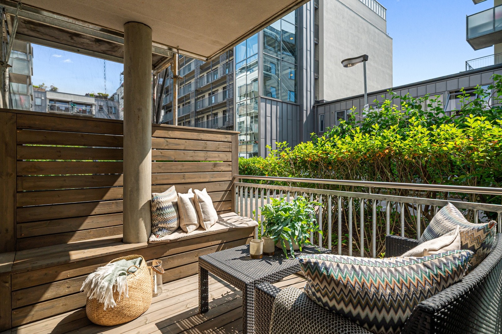 Her har nåværende eier bygd en sittegruppe med levegg for skjerming av innsyn og vind Galleribilde