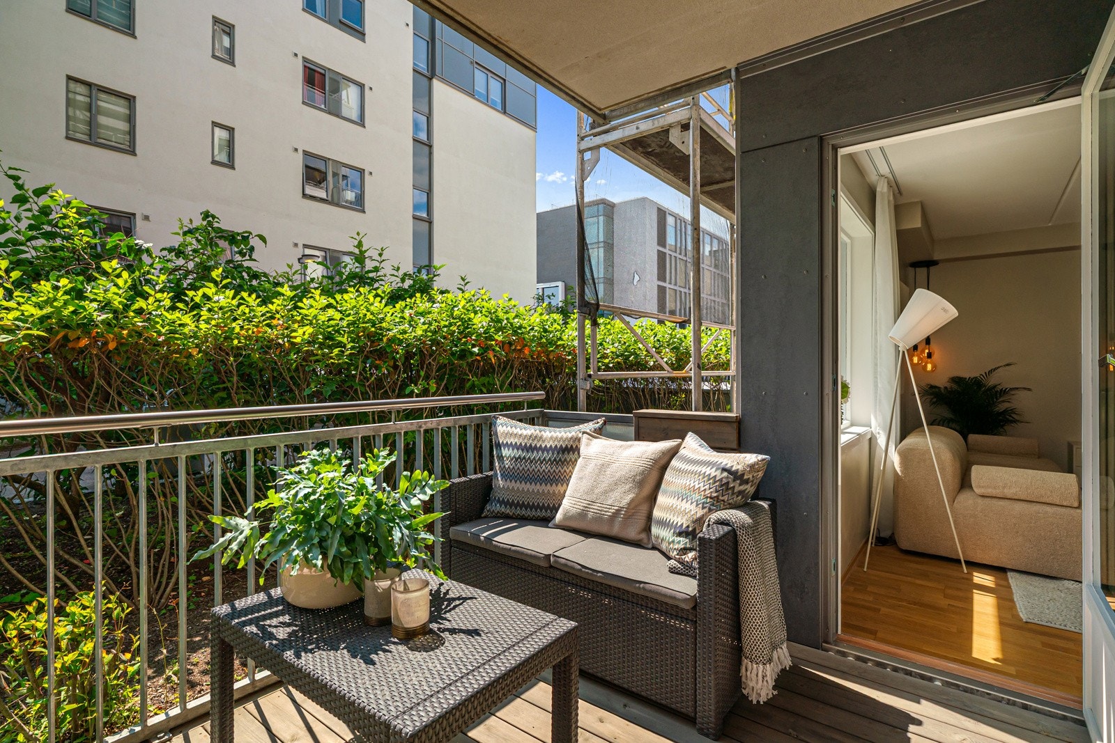 Fra stuen er det utgang til en skjermet markterrasse på ca.6 kvm Galleribilde