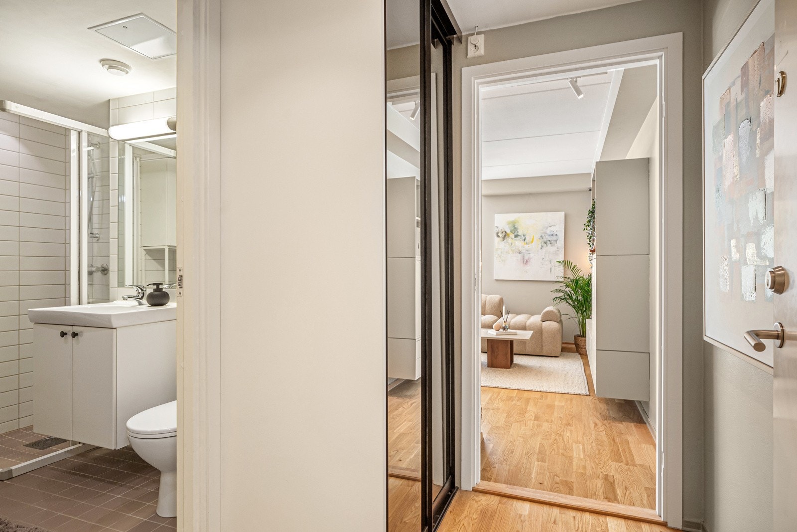 En skyvedørsgarderobe med speildører gir god plass for oppbevaring og oppheng av ytterklær Galleribilde