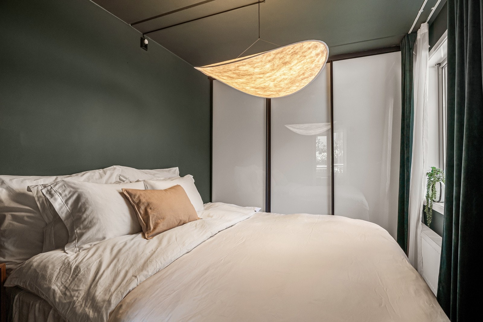 Rommet er romslig med plass til dobbeltseng og nattbord, samt godt med oppbevaring i skyvedørsgarderobe Galleribilde