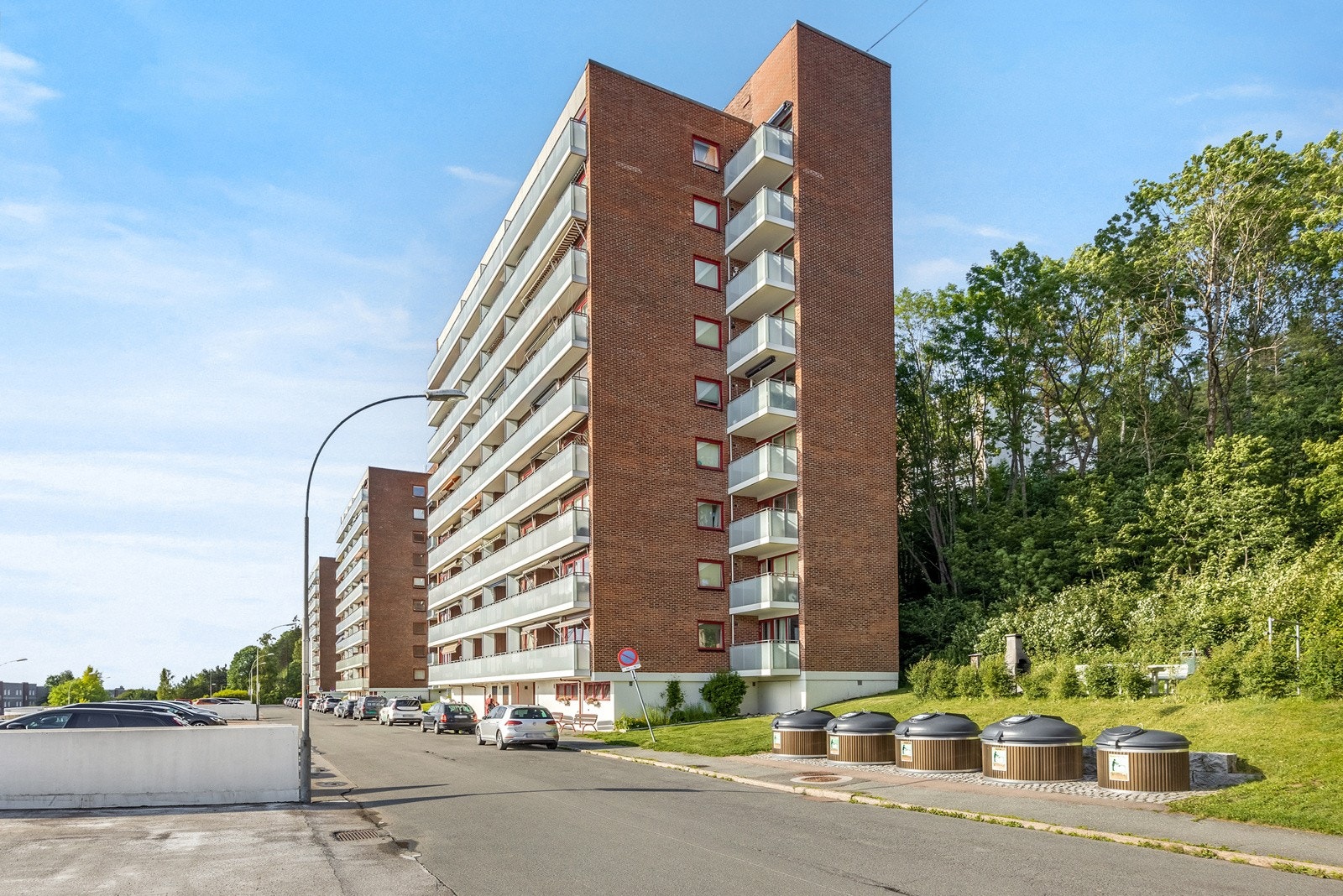 Stallerudåsen Borettslag består av 216 andelsleiligheter. Det er gjennomført rehabiltiering av teglfasader og balkonger i 2017/2019 Galleribilde