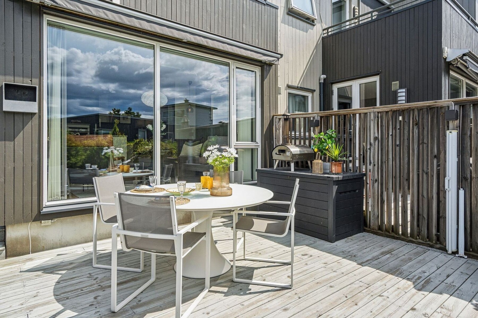 Det er montert en elektrisk markise som skjermer for sol, men også fungerer som et lunt tak om kveldene. Galleribilde