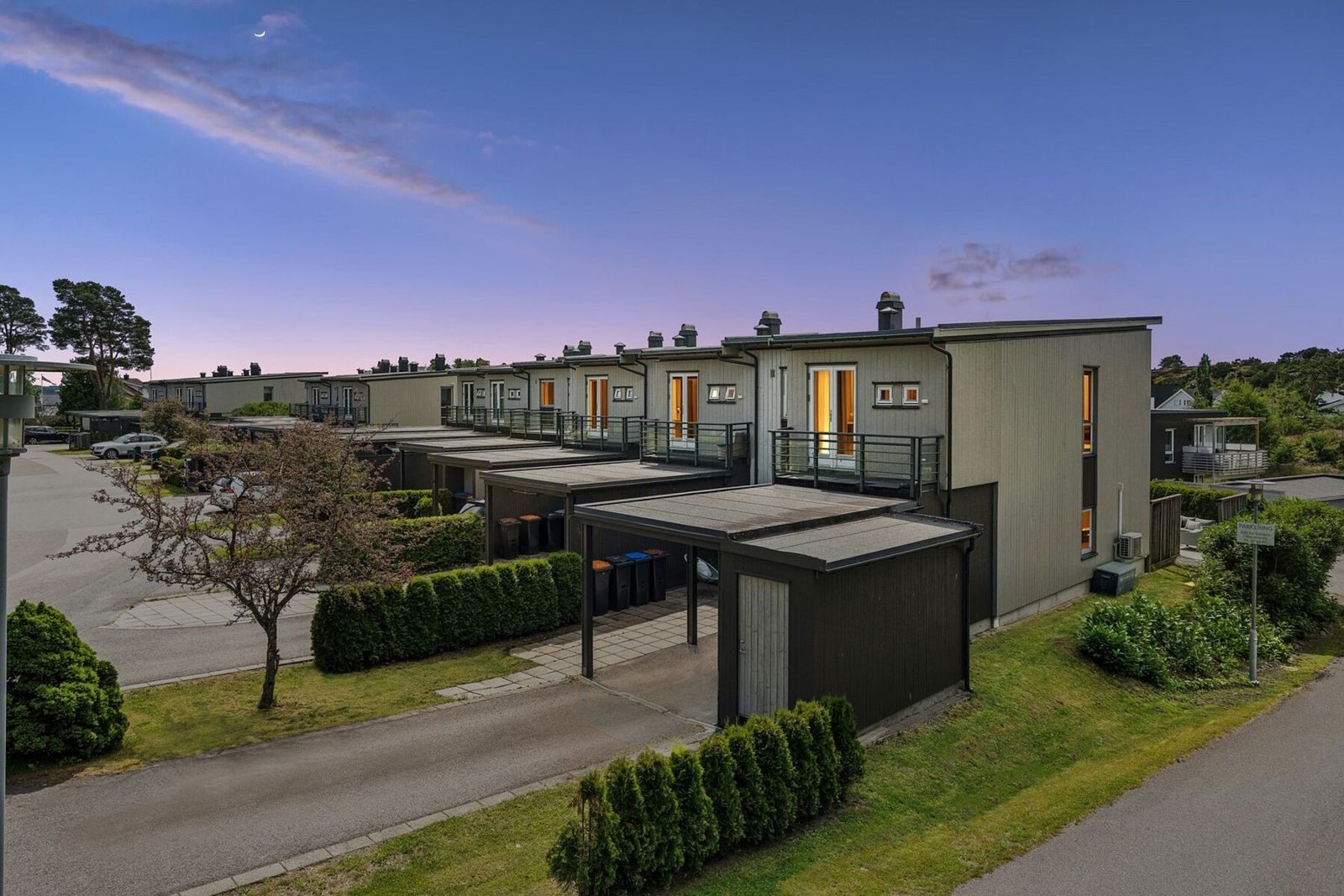 Her bor man flott til med kort gange ned til sjøen. Bilen parkerer man i en carport v/inngangspartiet. Boligen har to balkonger og en terrasse. Galleribilde