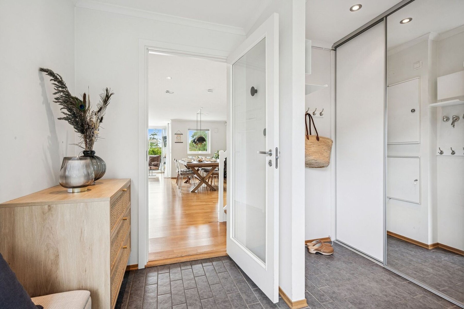 Velkommen inn i en lys og trivelig entre med skyvedørsgarderobe med speilfronter, som bidrar til god oppbevaringsplass til yttertøy, sko og annet utstyr. Galleribilde