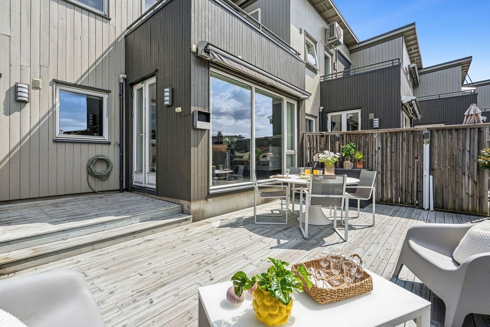 En solrik og trivelig terrasse med mulighet for å innrede med flere sittegrupper. Galleribilde