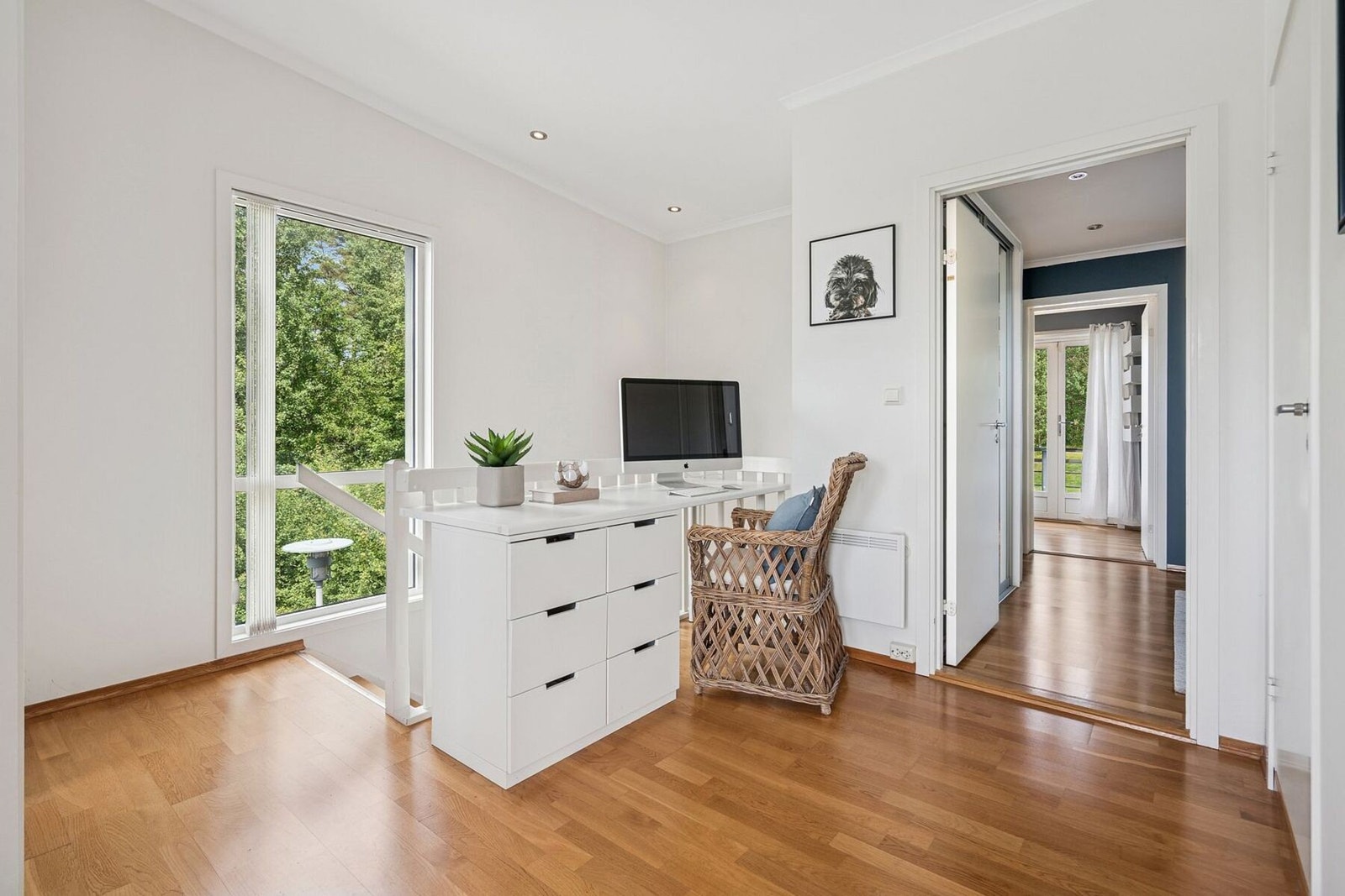 Vi går opp til boligens andre etasje hvor vi finner 3 soverom( ett med walk-in), 2 bad og en stue. Her er det 2 balkonger også. Galleribilde