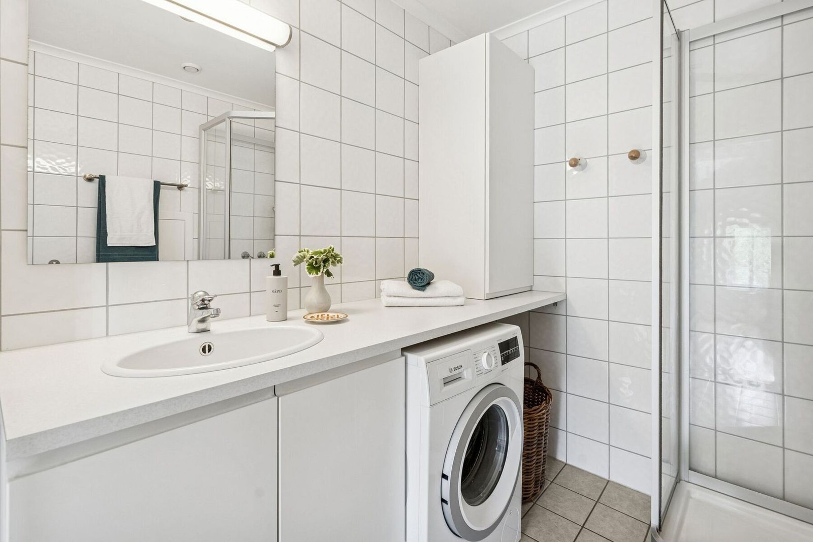 Det er opplegg for vaskemaskin og godt med skap og benkeplass. Galleribilde